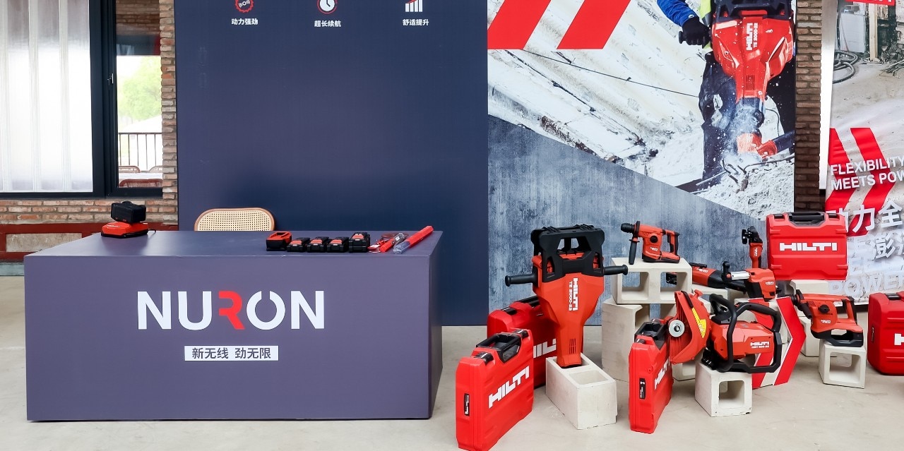 喜利得集團預埋槽事業(yè)部總負責人Simon Rolshoven、蘇州工廠(chǎng)總經(jīng)理Heinz Nieder、喜利得中國總經(jīng)理夏岱為新工廠(chǎng)剪彩